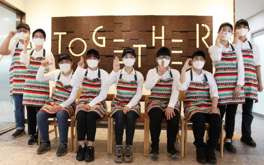 스타벅스가 서울대치과병원에 장애인 인식 개선 점포를 오픈했다. <스타벅스 제공>